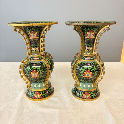 A pair of Chinese archaistic cloisonné vases with floral design — photo 1