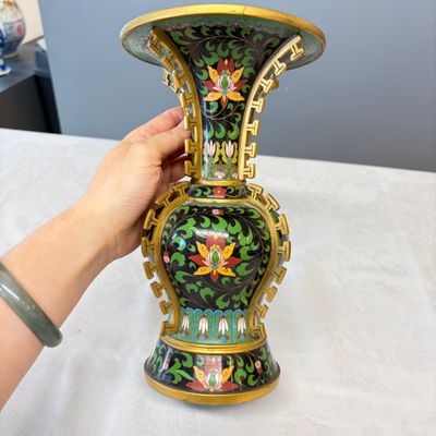 A pair of Chinese archaistic cloisonné vases with floral design — photo 2