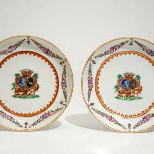 A pair of Chinese armorial cups and saucers for the French market, Qianlong — 照片 2