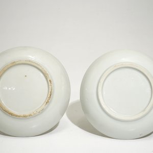 A pair of Chinese armorial cups and saucers for the French market, Qianlong — 照片 3