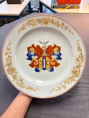 A pair of Chinese armorial dishes with the arms of Valckenier of Amsterdam for the Dutch market, Yongzheng — 照片 1