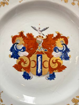 A pair of Chinese armorial dishes with the arms of Valckenier of Amsterdam for the Dutch market, Yongzheng — 照片 2
