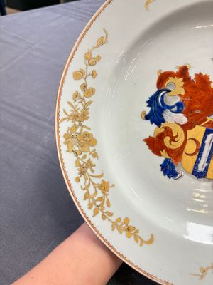 A pair of Chinese armorial dishes with the arms of Valckenier of Amsterdam for the Dutch market, Yongzheng — 照片 3