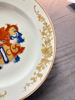 A pair of Chinese armorial dishes with the arms of Valckenier of Amsterdam for the Dutch market, Yongzheng — 照片 5