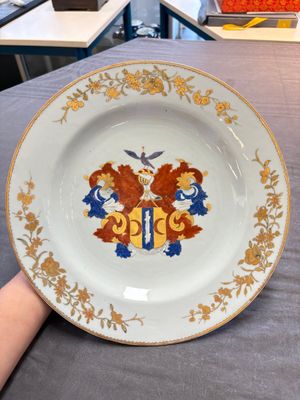 A pair of Chinese armorial dishes with the arms of Valckenier of Amsterdam for the Dutch market, Yongzheng — 照片 7
