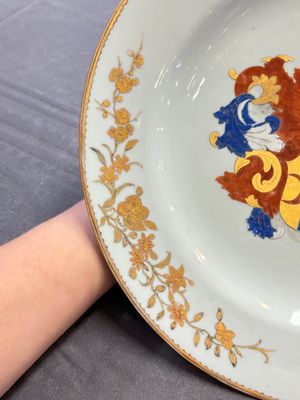 A pair of Chinese armorial dishes with the arms of Valckenier of Amsterdam for the Dutch market, Yongzheng — 照片 9