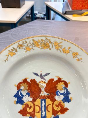 A pair of Chinese armorial dishes with the arms of Valckenier of Amsterdam for the Dutch market, Yongzheng — 照片 10