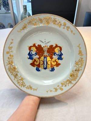 A pair of Chinese armorial dishes with the arms of Valckenier of Amsterdam for the Dutch market, Yongzheng — photo 1