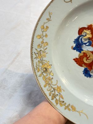 A pair of Chinese armorial dishes with the arms of Valckenier of Amsterdam for the Dutch market, Yongzheng — photo 13