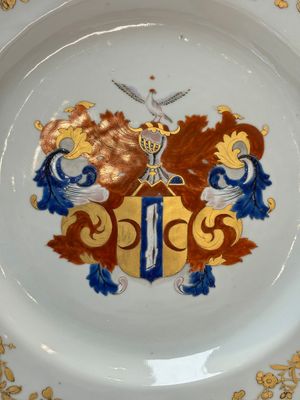 A pair of Chinese armorial dishes with the arms of Valckenier of Amsterdam for the Dutch market, Yongzheng — photo 2