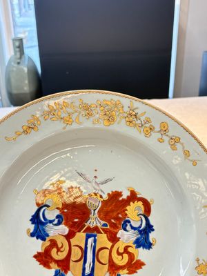 A pair of Chinese armorial dishes with the arms of Valckenier of Amsterdam for the Dutch market, Yongzheng — photo 5
