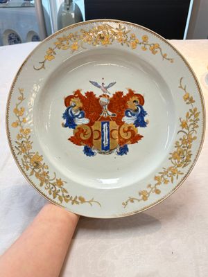 A pair of Chinese armorial dishes with the arms of Valckenier of Amsterdam for the Dutch market, Yongzheng — photo 8
