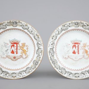 A pair of Chinese armorial export porcelain bianco sopra bianco and grisaille plates, Qianlong, 18th C. — 照片 1