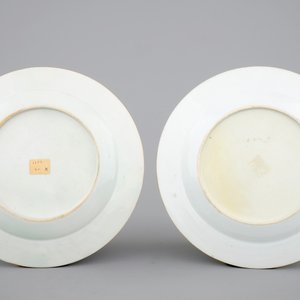 A pair of Chinese armorial export porcelain bianco sopra bianco and grisaille plates, Qianlong, 18th C. — 照片 2