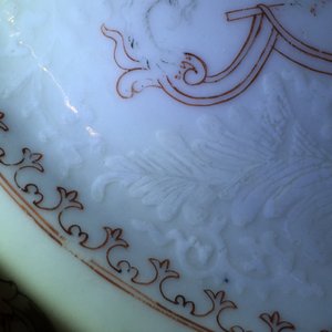 A pair of Chinese armorial export porcelain bianco sopra bianco and grisaille plates, Qianlong, 18th C. — 照片 3