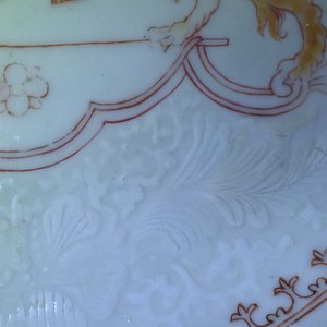 A pair of Chinese armorial export porcelain bianco sopra bianco and grisaille plates, Qianlong, 18th C. — 照片 4