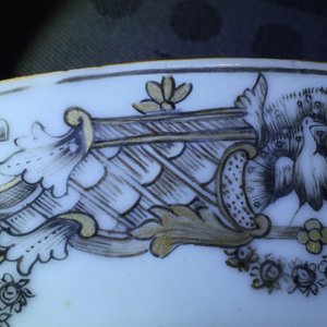 A pair of Chinese armorial export porcelain bianco sopra bianco and grisaille plates, Qianlong, 18th C. — 照片 9