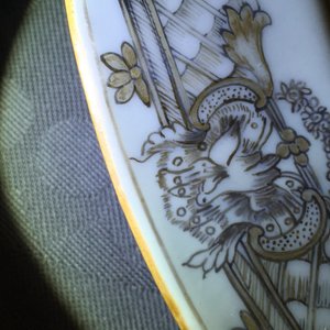 A pair of Chinese armorial export porcelain bianco sopra bianco and grisaille plates, Qianlong, 18th C. — 照片 10