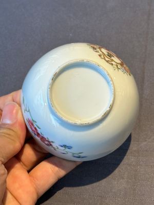 A pair of Chinese armorial famille rose cups and saucers with the arms of Tyndall for the English market and two monogrammed bowls, Qianlong — 照片 11