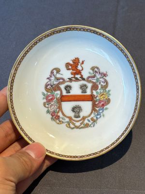 A pair of Chinese armorial famille rose cups and saucers with the arms of Tyndall for the English market and two monogrammed bowls, Qianlong — 照片 12