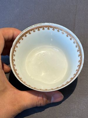 A pair of Chinese armorial famille rose cups and saucers with the arms of Tyndall for the English market and two monogrammed bowls, Qianlong — 照片 21