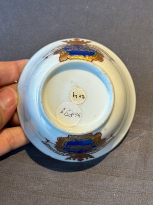 A pair of Chinese armorial famille rose cups and saucers with the arms of Tyndall for the English market and two monogrammed bowls, Qianlong — 照片 22
