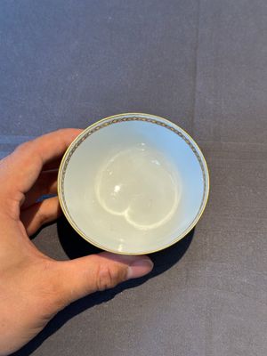 A pair of Chinese armorial famille rose cups and saucers with the arms of Tyndall for the English market and two monogrammed bowls, Qianlong — 照片 4