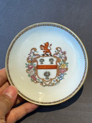 A pair of Chinese armorial famille rose cups and saucers with the arms of Tyndall for the English market and two monogrammed bowls, Qianlong — 照片 6