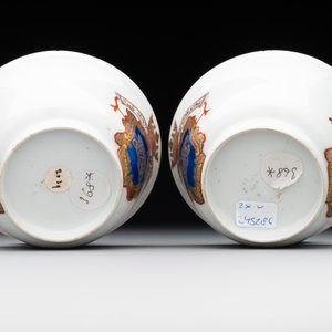 A pair of Chinese armorial famille rose cups and saucers with the arms of Tyndall for the English market and two monogrammed bowls, Qianlong — 照片 11