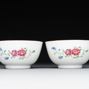 A pair of Chinese armorial famille rose cups and saucers with the arms of Tyndall for the English market and two monogrammed bowls, Qianlong — 照片 4