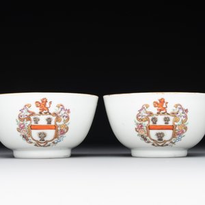 A pair of Chinese armorial famille rose cups and saucers with the arms of Tyndall for the English market and two monogrammed bowls, Qianlong — 照片 5