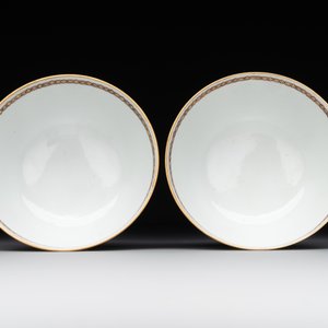 A pair of Chinese armorial famille rose cups and saucers with the arms of Tyndall for the English market and two monogrammed bowls, Qianlong — 照片 6