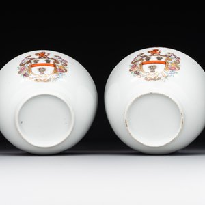 A pair of Chinese armorial famille rose cups and saucers with the arms of Tyndall for the English market and two monogrammed bowls, Qianlong — 照片 7