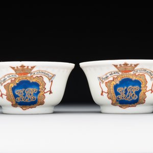 A pair of Chinese armorial famille rose cups and saucers with the arms of Tyndall for the English market and two monogrammed bowls, Qianlong — 照片 8