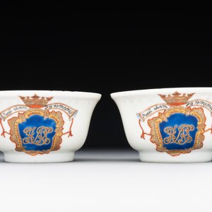 A pair of Chinese armorial famille rose cups and saucers with the arms of Tyndall for the English market and two monogrammed bowls, Qianlong — 照片 9