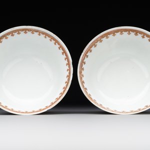 A pair of Chinese armorial famille rose cups and saucers with the arms of Tyndall for the English market and two monogrammed bowls, Qianlong — 照片 10