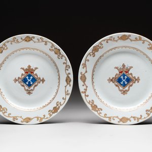 A pair of Chinese armorial plates with an unidentified coat of arms, Qianlong — photo 1