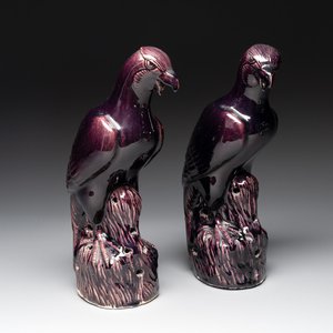 A pair of Chinese aubergine-glazed eagles, 19th C. — 照片 1