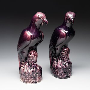A pair of Chinese aubergine-glazed eagles, 19th C. — 照片 2