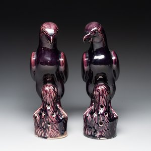 A pair of Chinese aubergine-glazed eagles, 19th C. — 照片 3