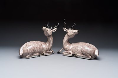 A pair of Chinese aubergine-glazed models of recumbent deer, 18/19th C. — foto 1