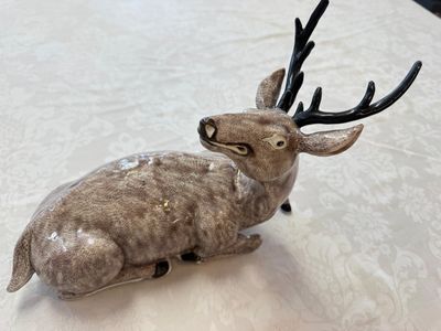 A pair of Chinese aubergine-glazed models of recumbent deer, 18/19th C. — foto 20