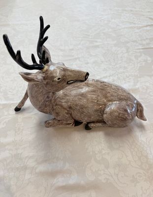 A pair of Chinese aubergine-glazed models of recumbent deer, 18/19th C. — foto 2