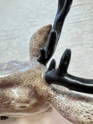 A pair of Chinese aubergine-glazed models of recumbent deer, 18/19th C. — foto 23