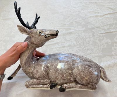 A pair of Chinese aubergine-glazed models of recumbent deer, 18/19th C. — foto 3
