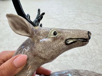A pair of Chinese aubergine-glazed models of recumbent deer, 18/19th C. — foto 4