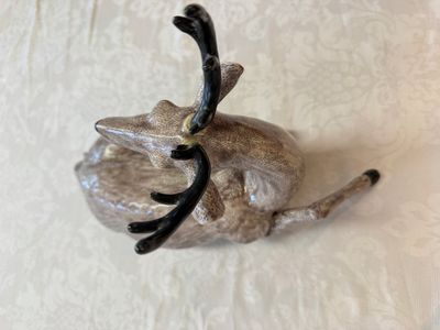 A pair of Chinese aubergine-glazed models of recumbent deer, 18/19th C. — foto 9