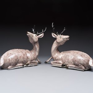 A pair of Chinese aubergine-glazed models of recumbent deer, 18/19th C. — foto 1