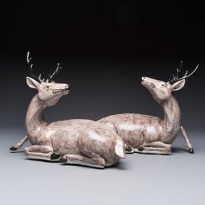 A pair of Chinese aubergine-glazed models of recumbent deer, 18/19th C. — foto 2