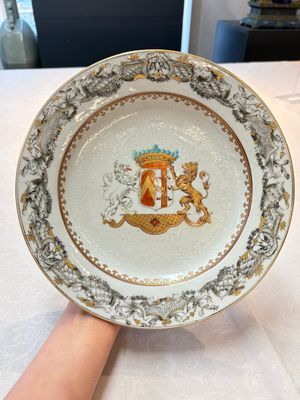 A pair of Chinese bianco sopra bianco armorial dishes with the arms of van Herzeele for the Dutch market, Qianlong, ca. 1740-1745 — photo 1